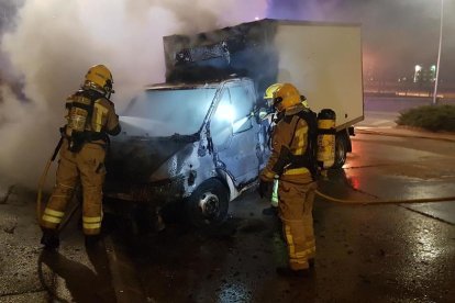 Dos dotacions dels Bombers van treballar en l'extinció de l'incendi al furgó.