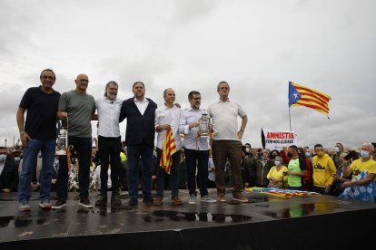 Los presos de Lledoners dieron una imagen de unidad ante las personas que acudieron a recibirles y sostuvieron la Flama del Canigó.