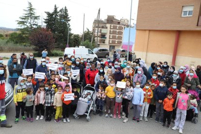 Las familias afectadas por el desalojo en sus casas de Aitona.