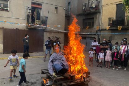 Los portadores de las ‘falles’  bajaron  por una pista forestal antes de llegar al centro de Alàs.