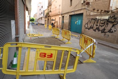 La calle Girona, cortada para reparar un hundimiento en el pavimento