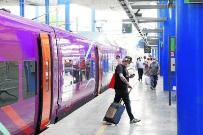 Un viajero baja del Avlo Barcelona-Madrid, ayer por la mañana en su primera parada en Lleida. 