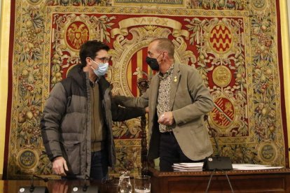 Toni Postius (JxCat) y el alcalde, Miquel Pueyo (ERC), se saludan antes del inicio del pleno.