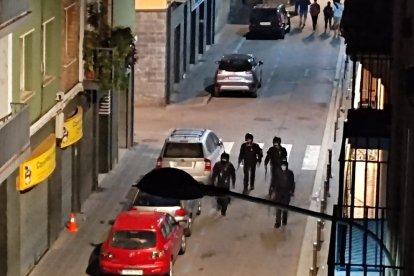 Joves i mossos ahir a la matinada a la zona.