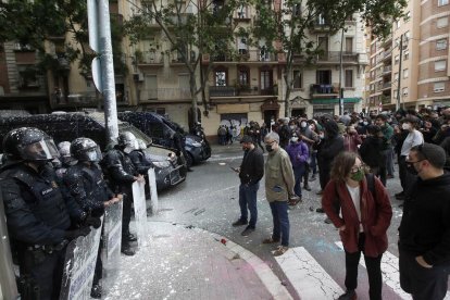 Miembros del Sindicato de Vivienda ocupan la sede de ERC de Barcelona en protesta por un desalojo