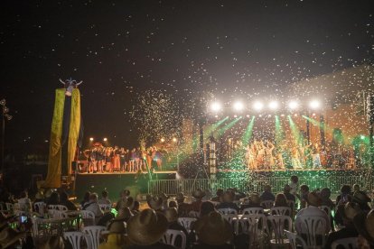 L’Escorreguda del Mascle Cabró va cobrir de confeti la plaça de Cal Racó.