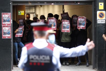 Miembros del Sindicat del Habitatge del Raval y Arran en la sede de Esquerra Republicana de Catalunya este martes