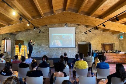 Carles Rabadà dio un taller en el Mas de Miravall de Juneda.