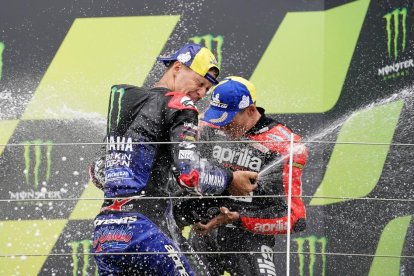 Fabio Quartararo celebra su victoria junto a Aleix Espargaró, tercero.