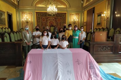 El ayuntamiento de Lleida recibe la bandera de las personas trans 