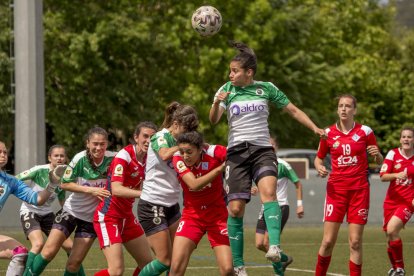 May Astudillo, remata de cabeza en un partido ante el AEM esta pasada temporada.