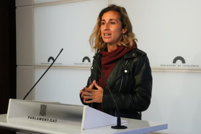 Plano medio de la portavoz de la CUP-NCG en el Parlamento, Laia Estrada