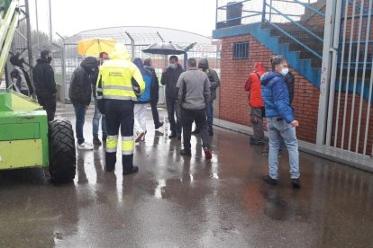 Operarios municipales y personal del club comenzaron ayer los preparativos para la Copa.