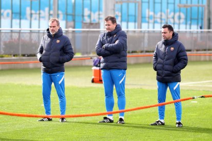 Xavi Hernández observa al costat dels seus ajudants la sessió per als suplents del partit de dimarts.