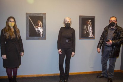 La fotógrafa Ester Gasol (centro), con la concejal de Patrimonio y el director del museo el pasado día 5.