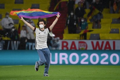 Un espontáneo saltó al césped antes del encuentro portando una bandera con los colores arcoíris.