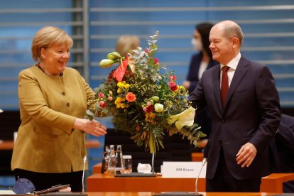 El sucesor de Angela Merkel le entregó ayer un ramo de flores.