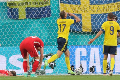 Viktor Claesson celebra el tercer tanto para los suecos.