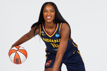 Chelsey Perry con la camiseta de las Indiana Fever de la WNBA.