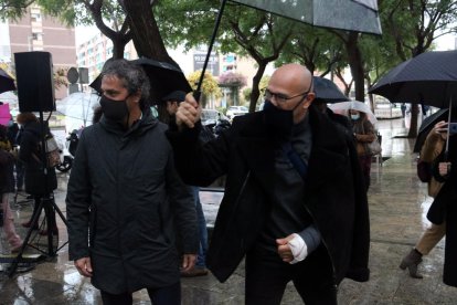 Raül Romeva, y el que fuera su número dos, Aleix Villatoro, a su llegada ayer a la Ciudad de la Justicia.