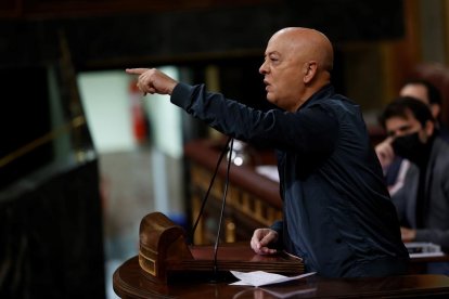 El diputado del PSOE Odón Elorza, interviniendo en el pleno. 