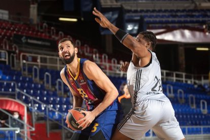 Nikola Mirotic intenta superar la presión de Guerschon Yabusele.