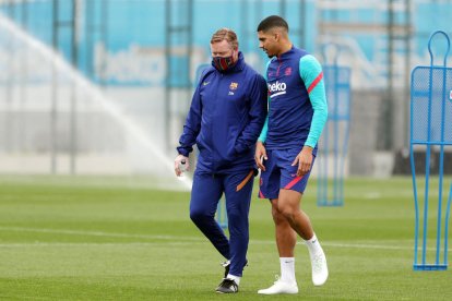 Ronald Koeman conversa con Ronald Araújo durante el entrenamiento en la Ciutat Esportiva.