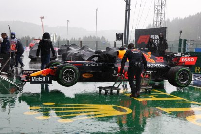 Los mecánicos de Verstappen cuidan el vehículo del neerlandés durante el parón por la lluvia.