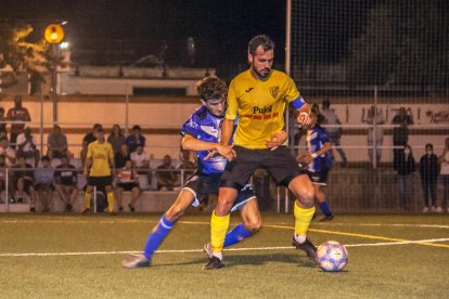 El capità del Mollerussa protegeix la pilota davant la pressió d’un jugador del Solsona.