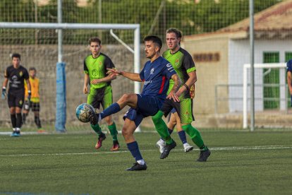 El jugador del Atlètic Lleida, Joel Huertas, intenta controlar el balón ayer durante el partido en Cervera.