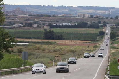 Trànsit cap a Tarragona ahir a la tarda a l’N-240 a Lleida.