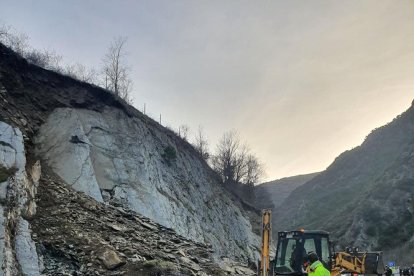 Els treballs per retirar les roques caigudes sobre la C-13.