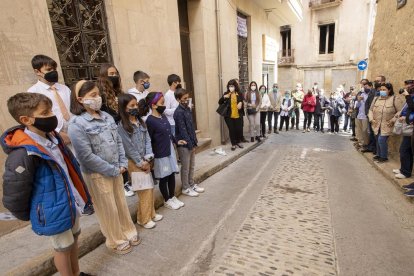 Estudiants van llegir un poema i van rememorar aspectes de la vida de cada d’un dels nou deportats.