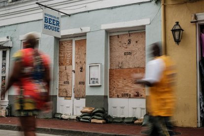 Un negocio de la emblemática Calle de Borbón de Nueva Orleans, preparado para recibir a ‘Ida’.