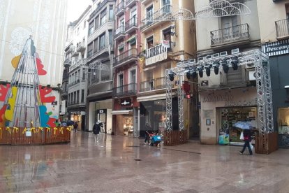 L'estructura amb focus instal·lada a la plaça Paeria