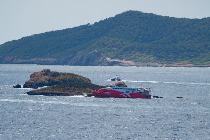 Imatge del ferri encallat dissabte a la nit a l’illot nord d’Es Malvins, a prop d’Eivissa.