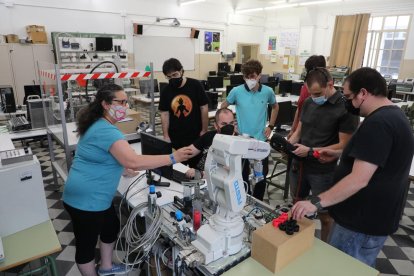 Alumnes del curs d’especialització de postgrau a l’Escola del Treball, centre que ofereix exclusivament FP a la capital.