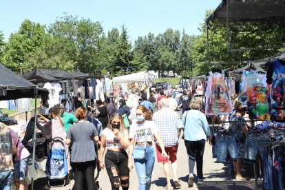 Vista general d’un dels passadissos del mercadillo del Camp d’Esports, que ahir va obrir tot i ser festiu.