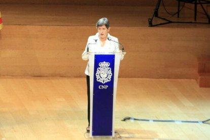 La delegada del gobierno español en Cataluña, Teresa Cunillera, interviene en el acto del Día de la Policía Nacional, en el Auditori de Barcelona.