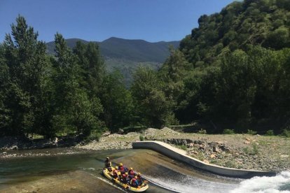 Una barca de ràfting baixant ahir per la presa de l’Hostalet.