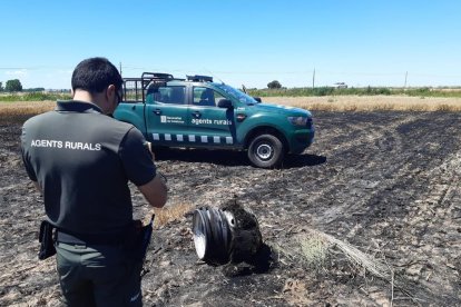 Els Rurals van trobar en un camp la roda del camió, que va sortir ejectada.