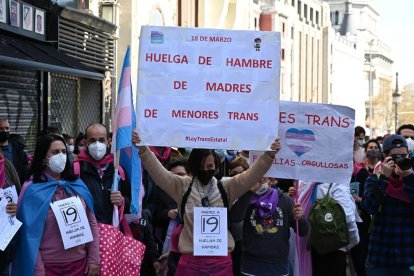 Manifestantes urgen ante Ministerio de Igualdad la aprobación de Ley Trans