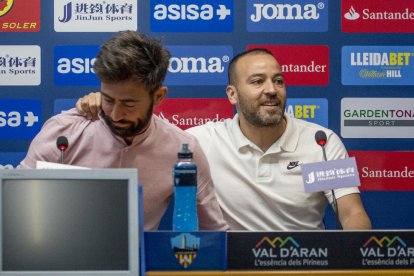 César Soriano, Joel Donés, Carlos Peña, Molo, Jorge Garcés, Jordi Gomez y agachados, Pau Torres, José Ruiz, Matej Simic y Marc Martínez