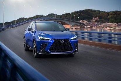 El Lexus NX ofereix una maniobrabilitat més afinada gràcies al seu volant de nou disseny i els nous pedals ergonòmics.