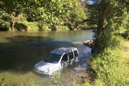 Imatge del cotxe a l’interior de la Noguera Pallaresa després de desfrenar-se.