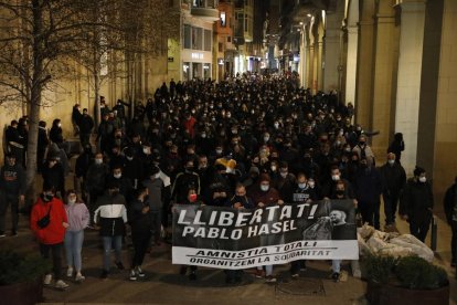 La manifestación, que salió de Ricard Viñes, a su paso por el Eix Comercial.