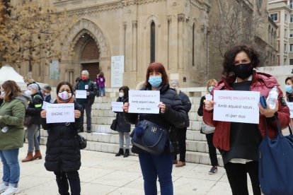 Representantes de trabajadores del comercio se concentraron ayer en la plaza Sant Joan.