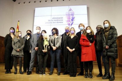 Autoridades y miembros de Festuc Teatre durante el acto para el Día Internacional para la eliminación de la violencia contra las mujeres, en el IEI.