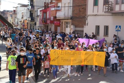 Decenas de vecinos de Rosselló mostraron su rechazo ante lo ocurrido delante del ayuntamiento.