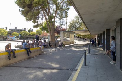 Acompañantes de personas que acudieron ayer a Urgencias esperando fuera.